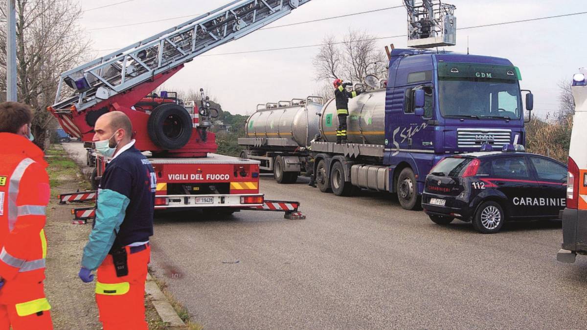 Camionista trovato senza vita nella cisterna del tir