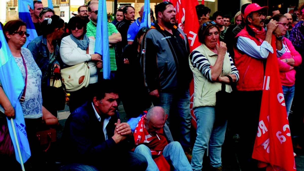 Raccolta rifiuti, i lavoratori in piazza