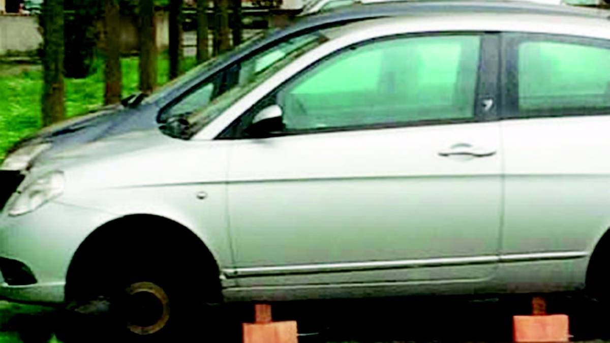 Rubano le ruote dalle auto in sosta