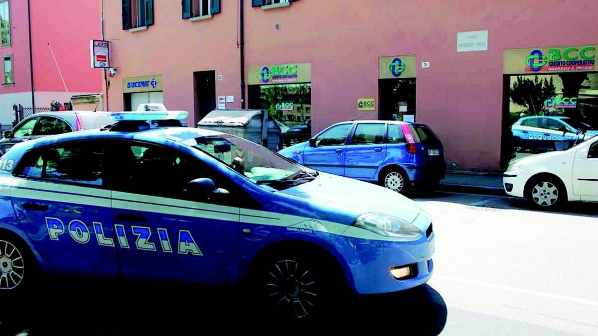 Un bancomat sfondato e una rapina allo sportello