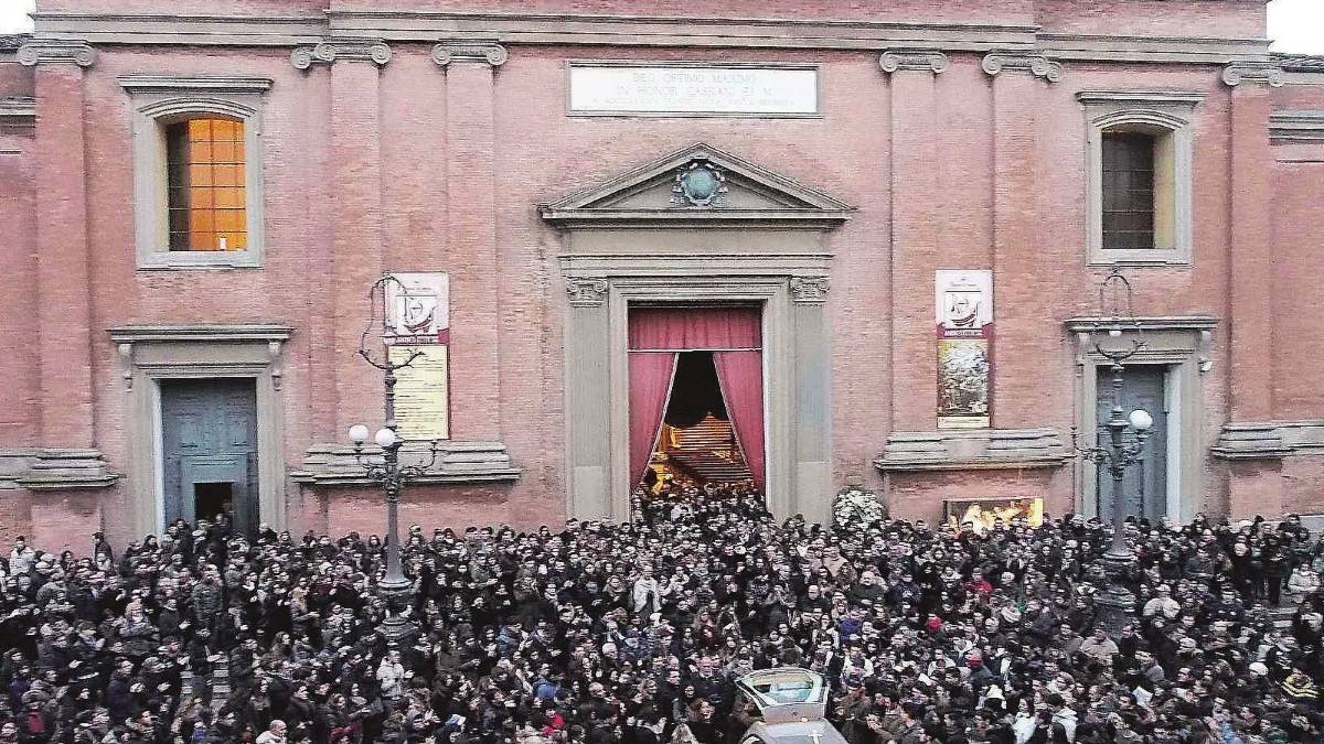 Duomo gremito per l'ultimo saluto a Pietro Venieri