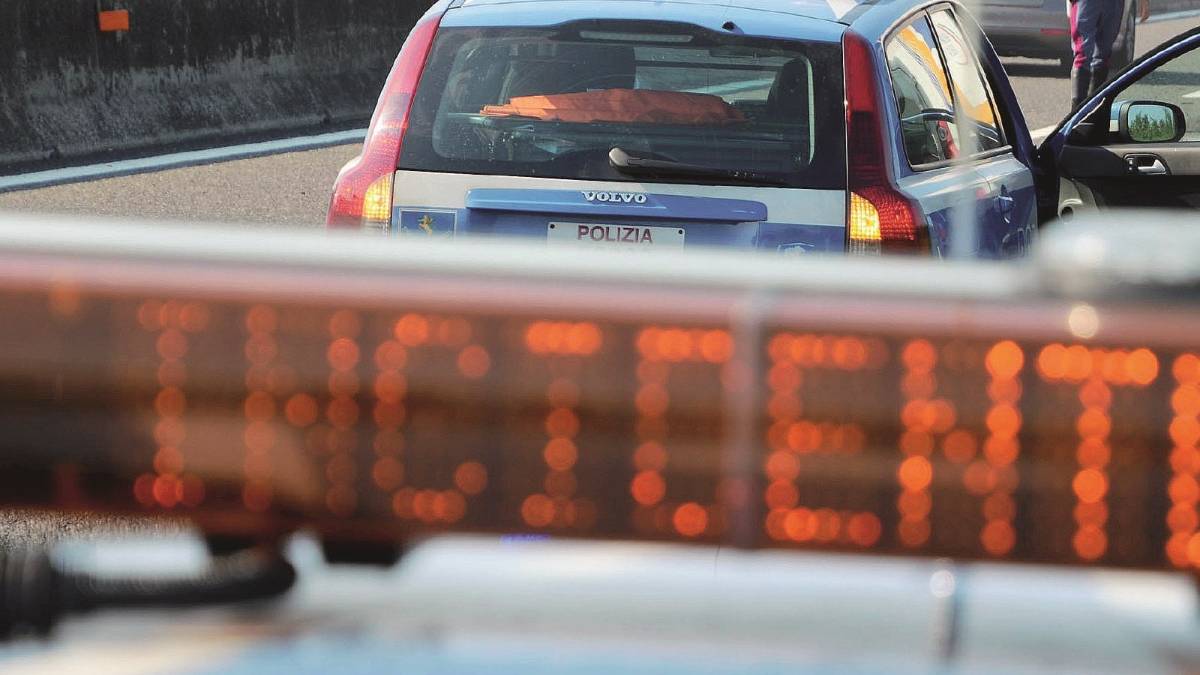 Auto in fiamme: salvati dai passanti