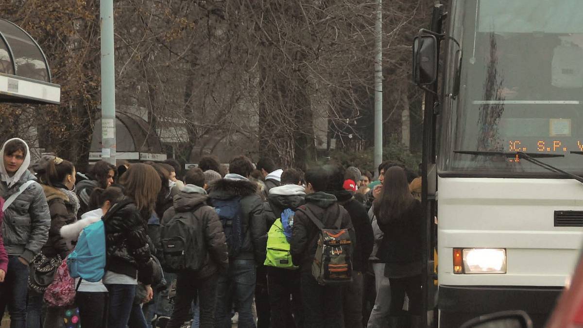Coincidenze saltate e bus stracolmi. Start: «Non si sale? Colpa dei ragazzi»