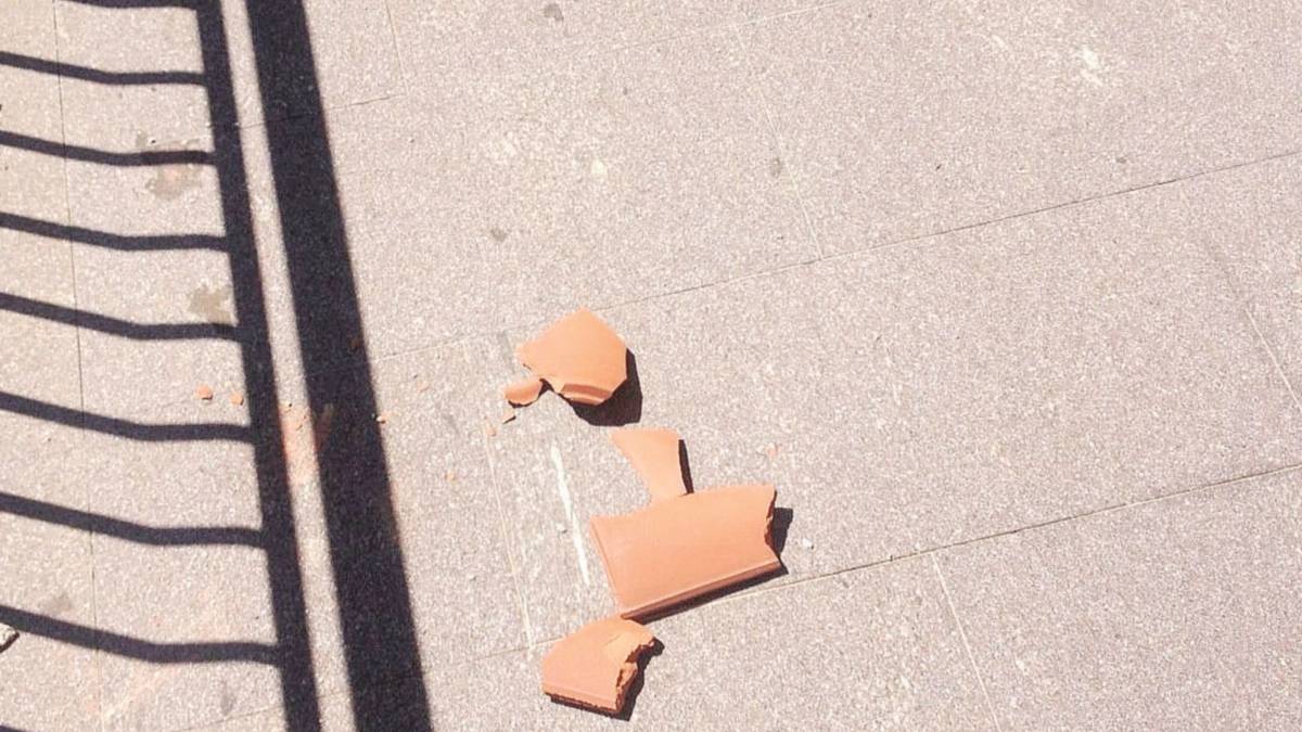 Fulmine si abbatte su una casa: tetto squarciato