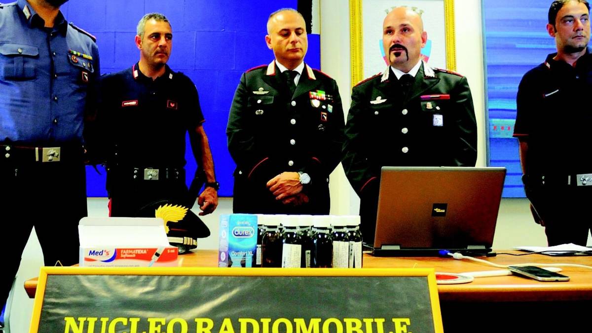 La imbottisce di droga per farla prostituire