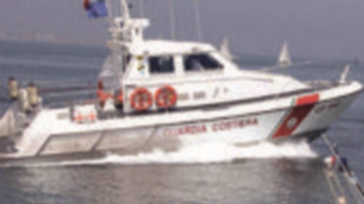 Naufragio: salvati in tre al largo
