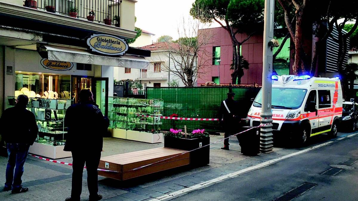 Gioielliera presa a pugni e rapinata