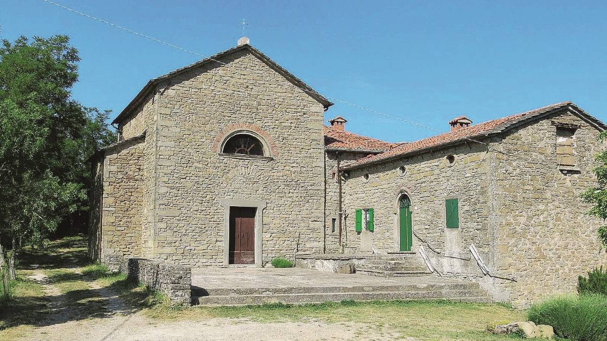 Vola nel dirupo mentre taglia l'erba