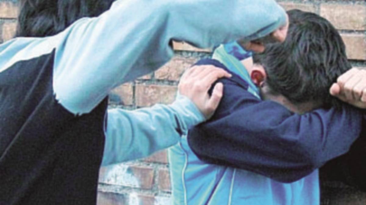 Insulti e botte a un compagno 12enne