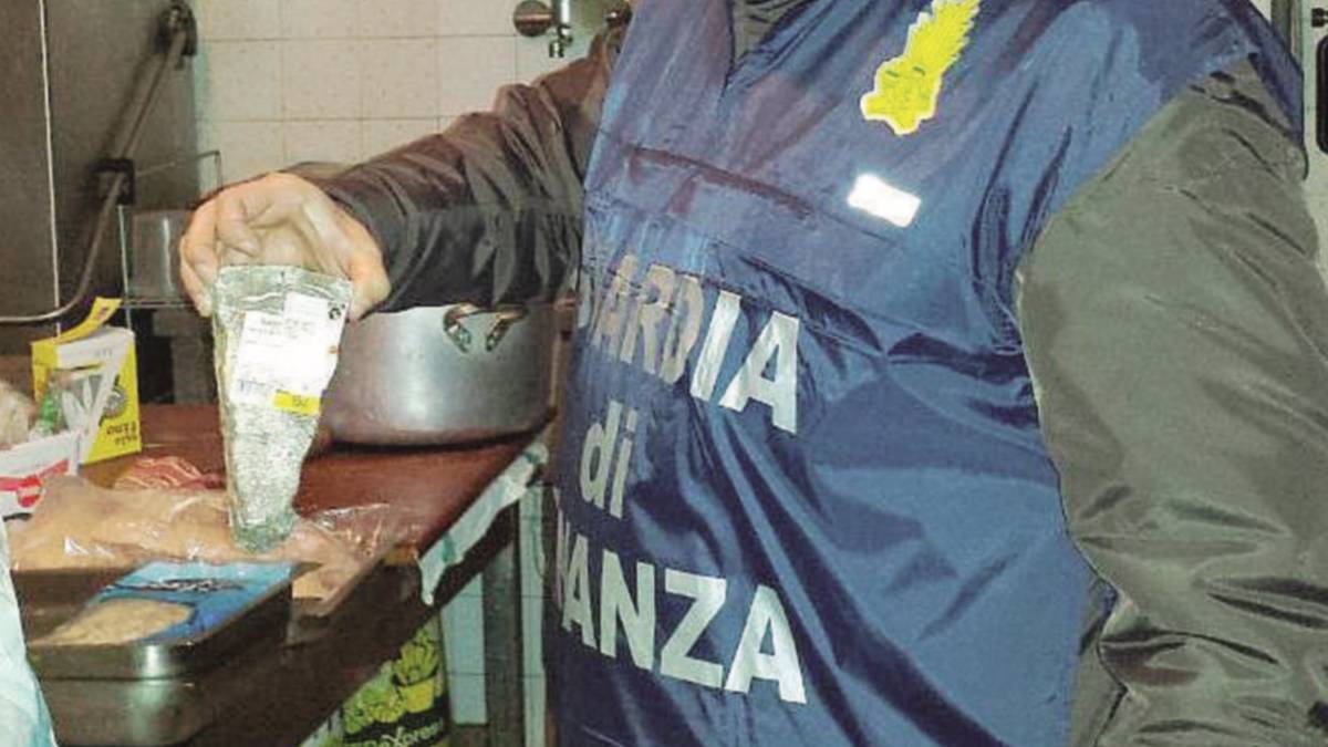 Cibo avariato e 9 lavoratori in nero: circolo nei guai