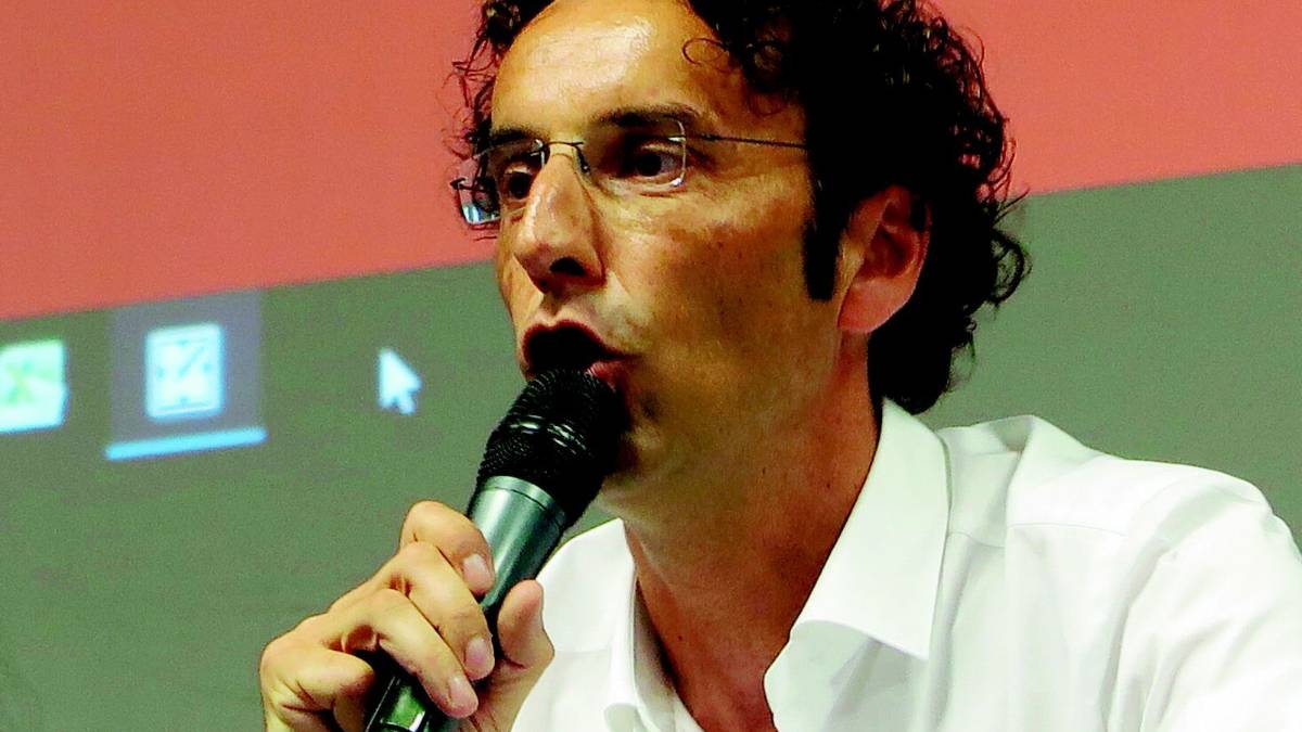 Carlo Conti intermittente come il suo microfono