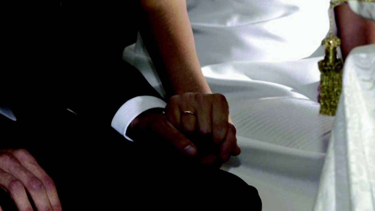 Donna si sposa con due uomini