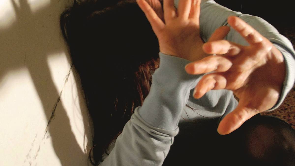 Picchia e cerca di strangolare la moglie: arrestato un 64enne
