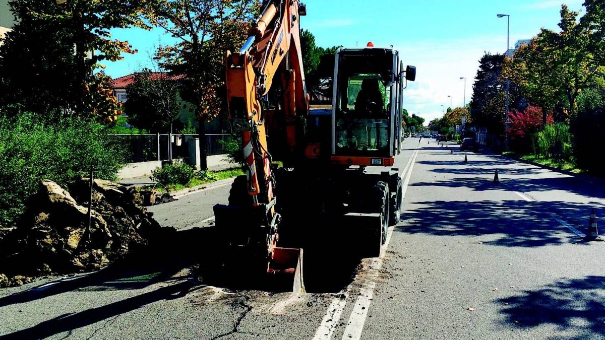 Lavori alle fogne, strada sfondata