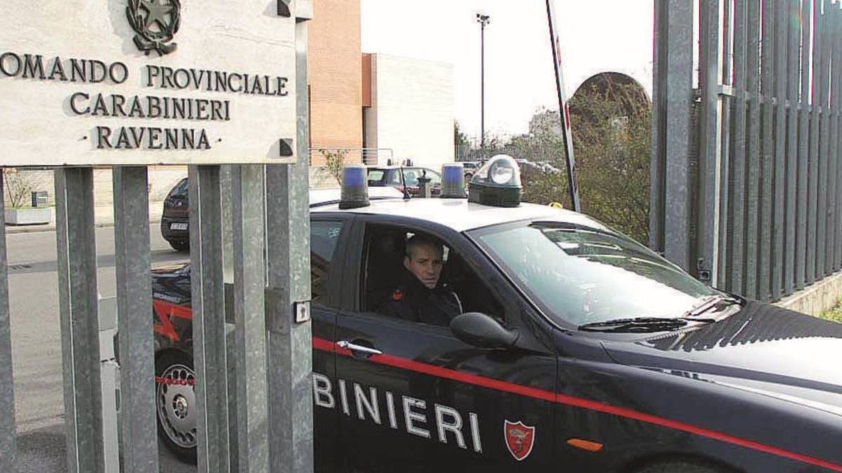 Tenta di rubare un'auto e viene arrestato
