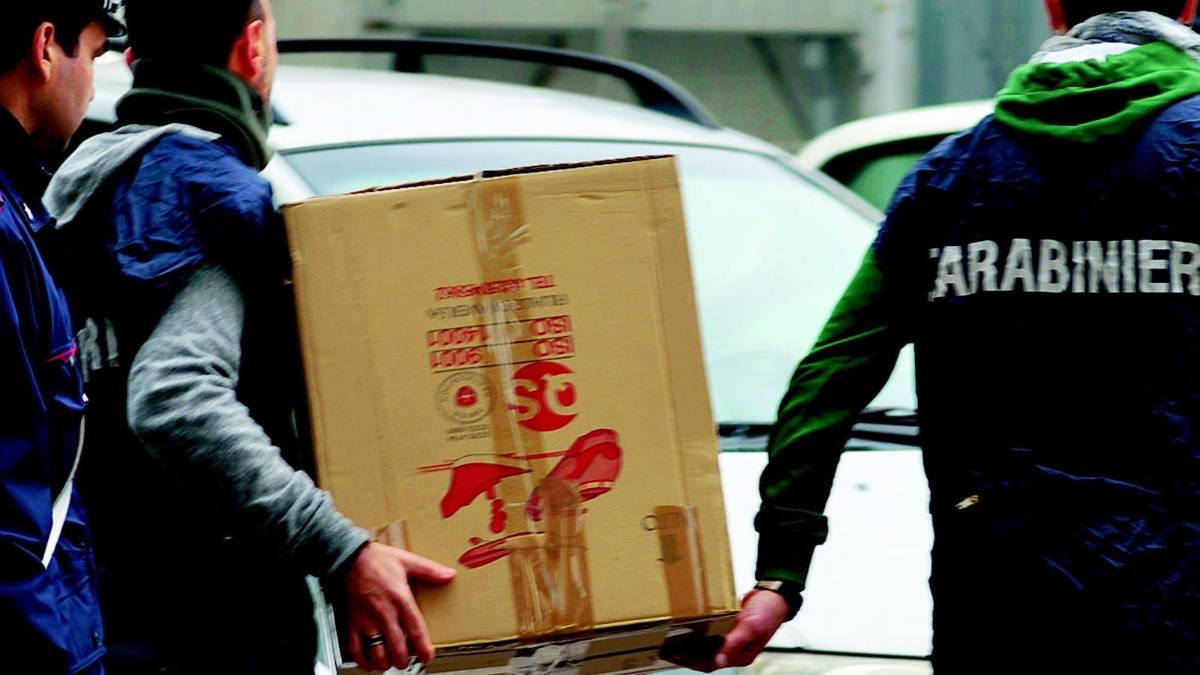 Assenteismo e soffiate sui controlli: arrestati due ispettori del lavoro