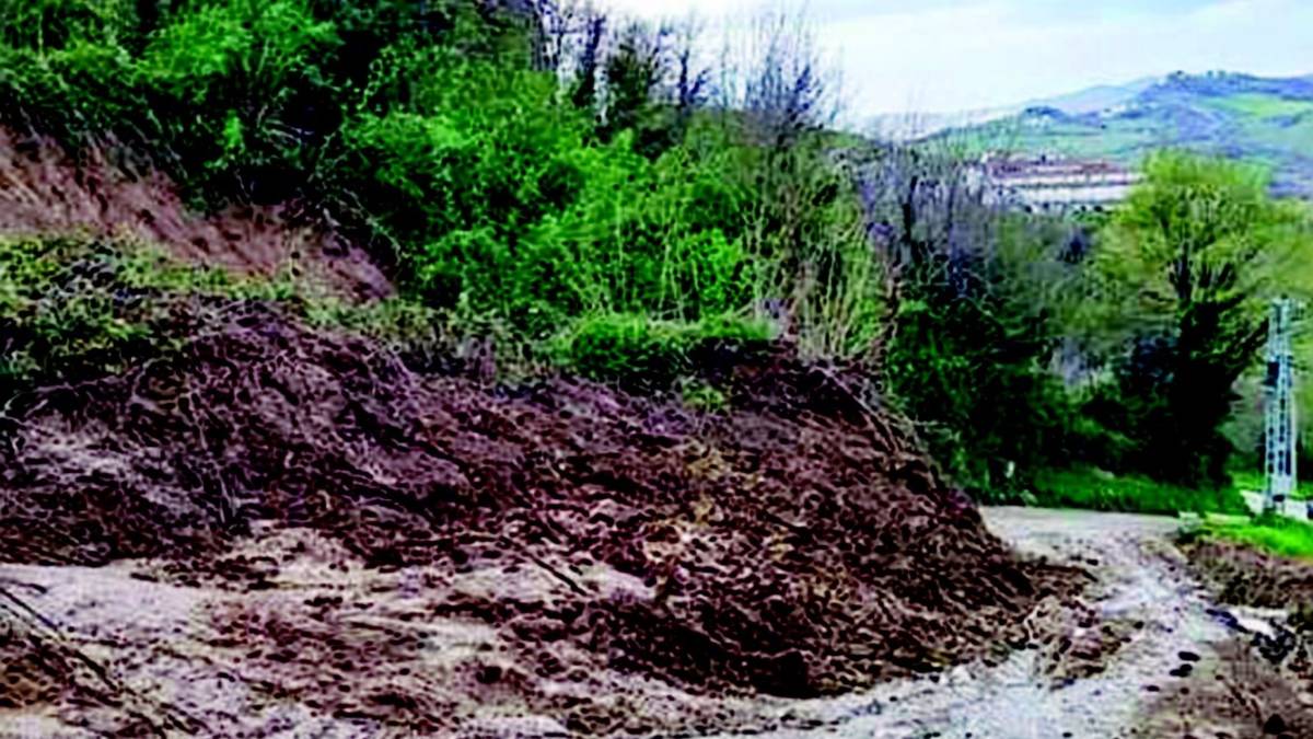 La terra continua a franare, chiuse tre strade
