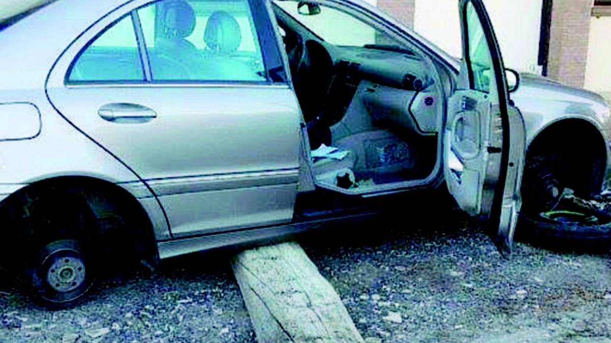 I ladri in cortile gli smontano l'auto