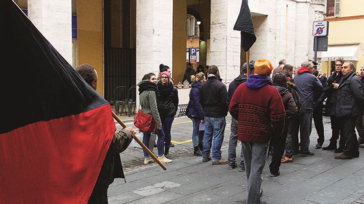 Arriva Forza Nuova e i centri sociali si schierano