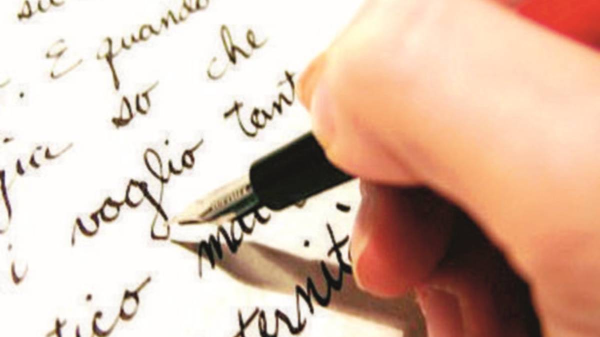 La riempie di lettere d'amore: denunciato