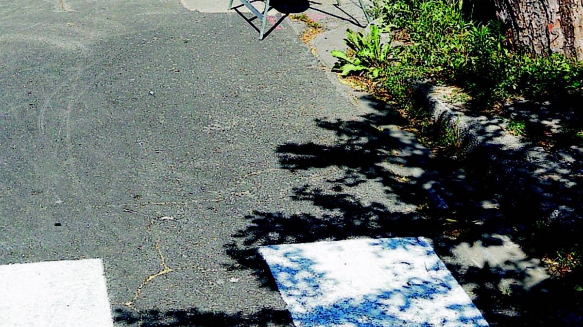 Fanno le strisce pedonali e il giorno dopo asfaltano