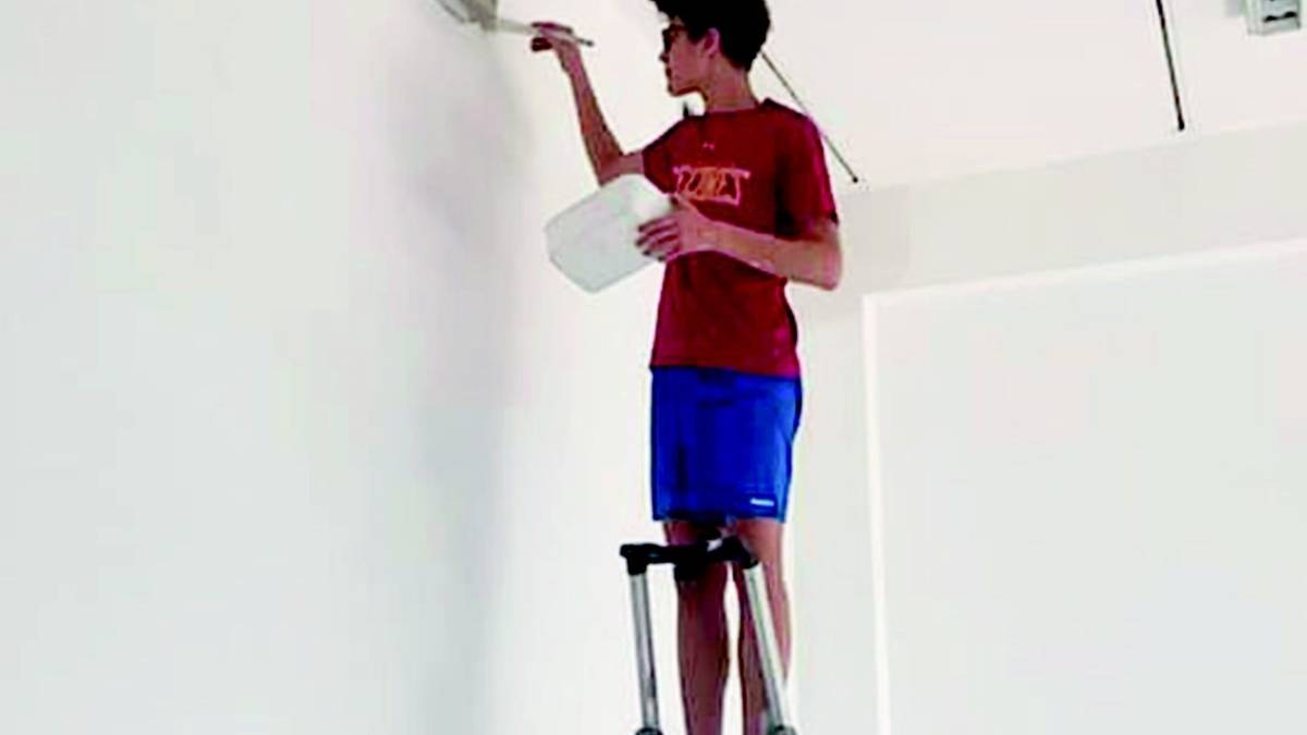 Gli studenti tinteggiano l'aula durante le vacanze