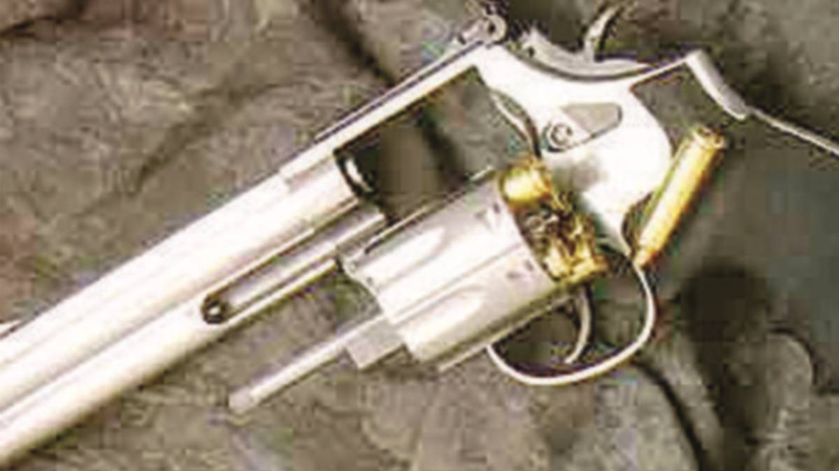 Revolver carico sotto al sedile: arrestato