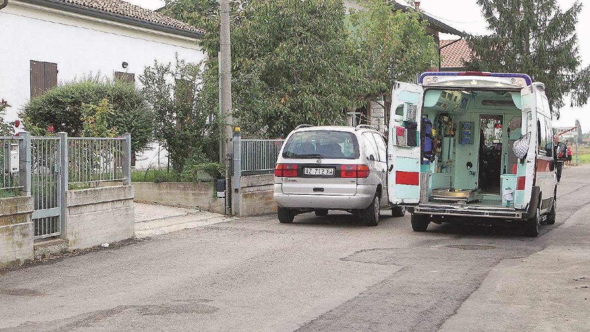 Trafitto all'addome dal palo di una rete