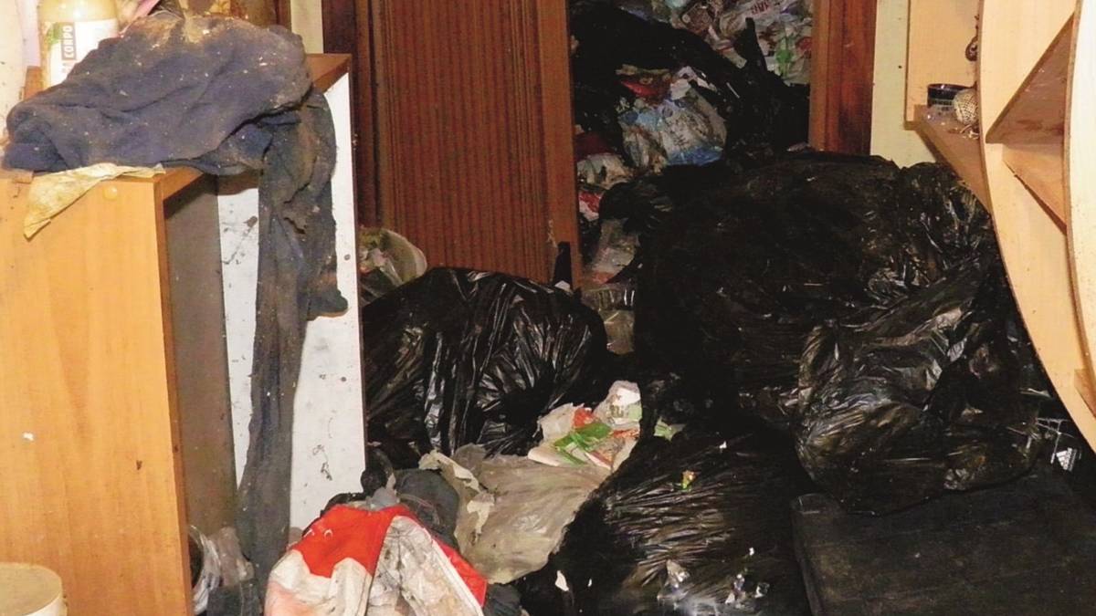 Vivono sommersi dai rifiuti, tolta la figlia