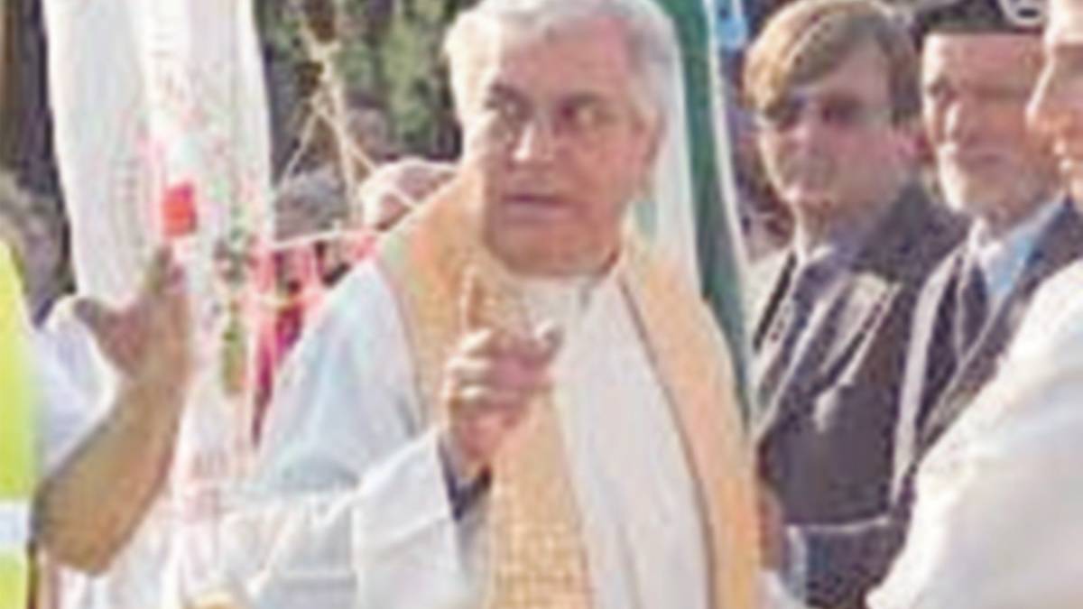 Prete muore durante il funerale