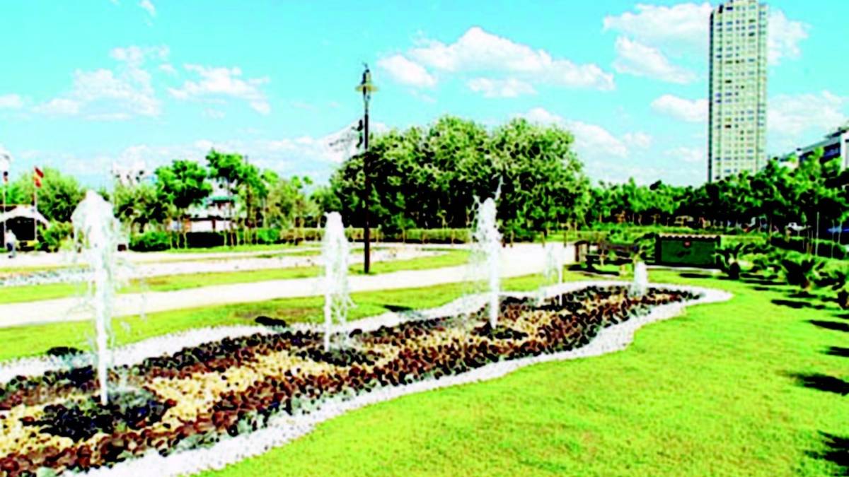 Dormono nel parco con i giochi per i bambini