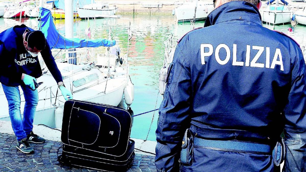 «Forse è la donna scomparsa in crociera». Ma resta il mistero sulla morta in valigia