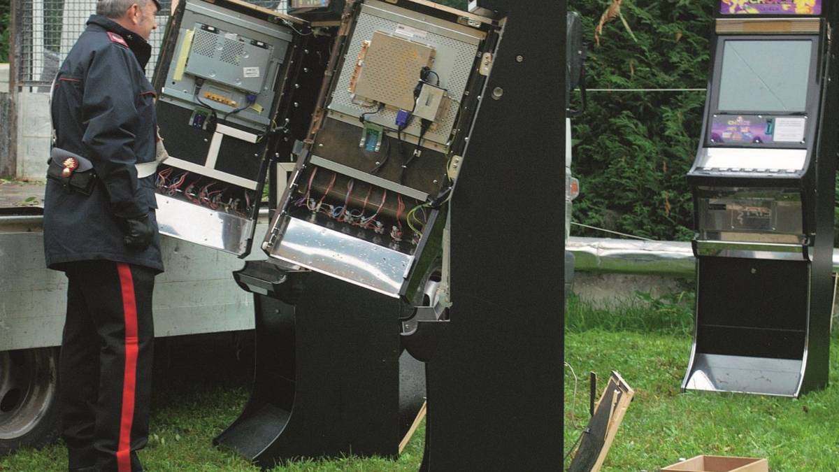 Commando fa razzia di slot machine in un bar