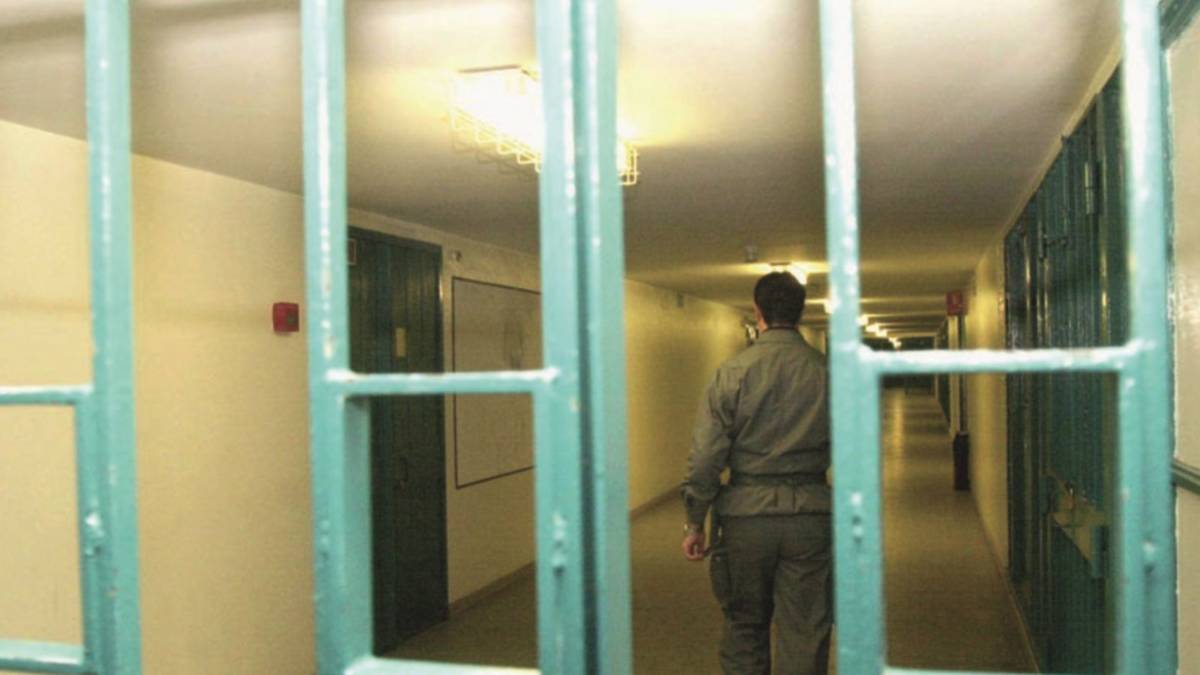 Rimini. Detenuto non vuole rispettare la fila e prende a calci e pugni un agente