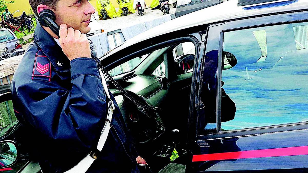 Pesce marcio e acqua fradicia contro i tavoli del ristorante