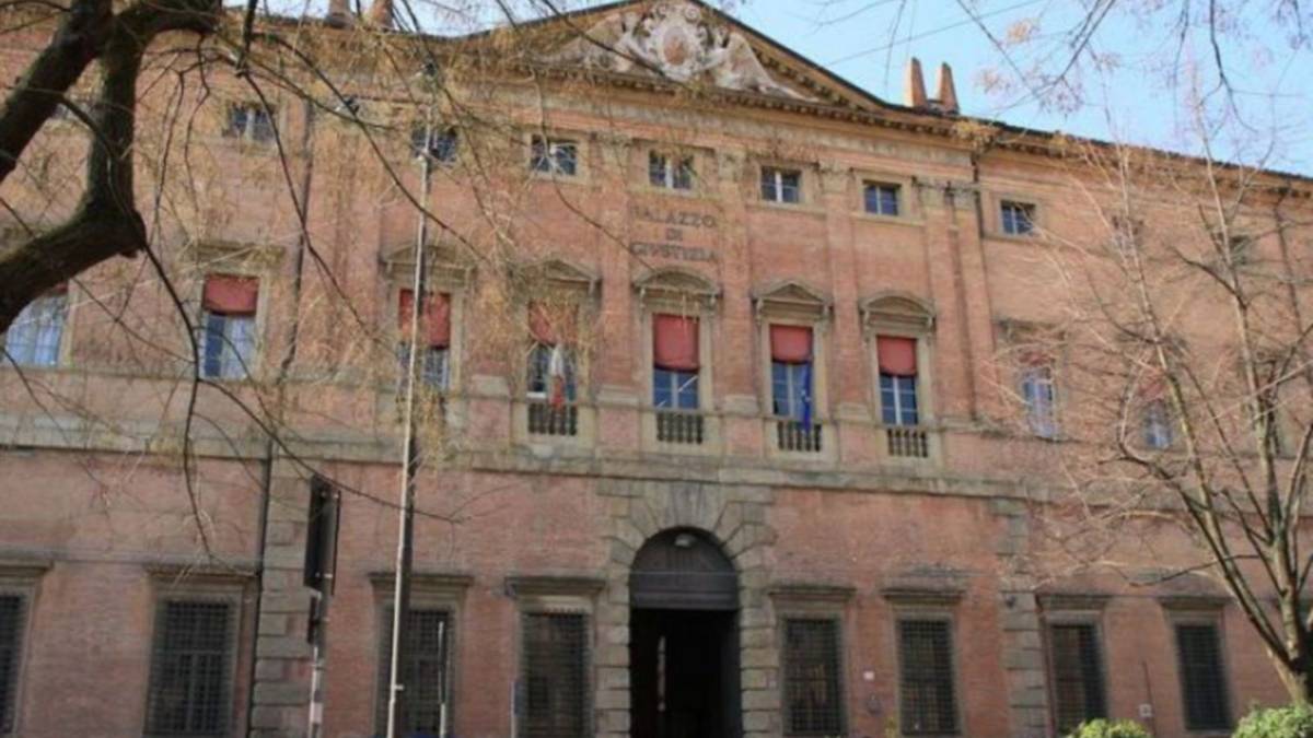 Evita il carcere e sviene in aula