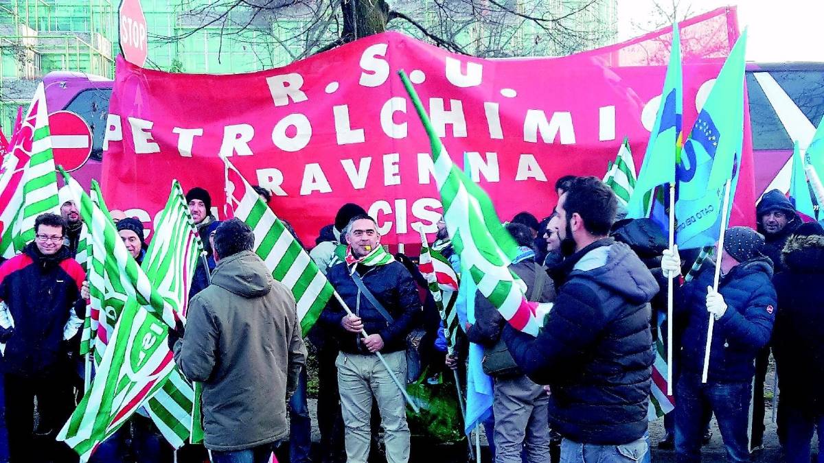 «Giù le mani dal polo chimico»