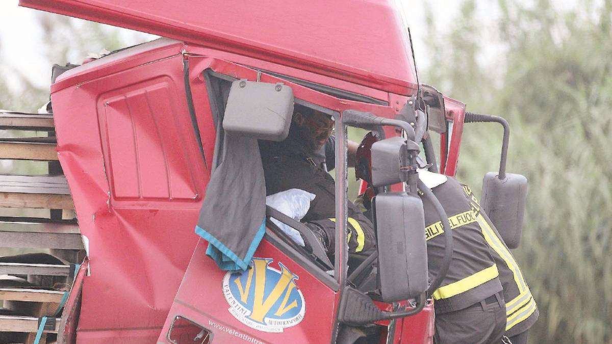 Tamponamento: camionista ferito e traffico rallentato