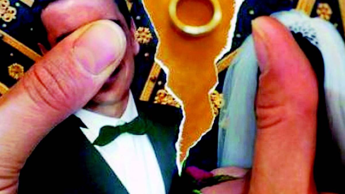 Gli dà del cornuto con un libro, a processo