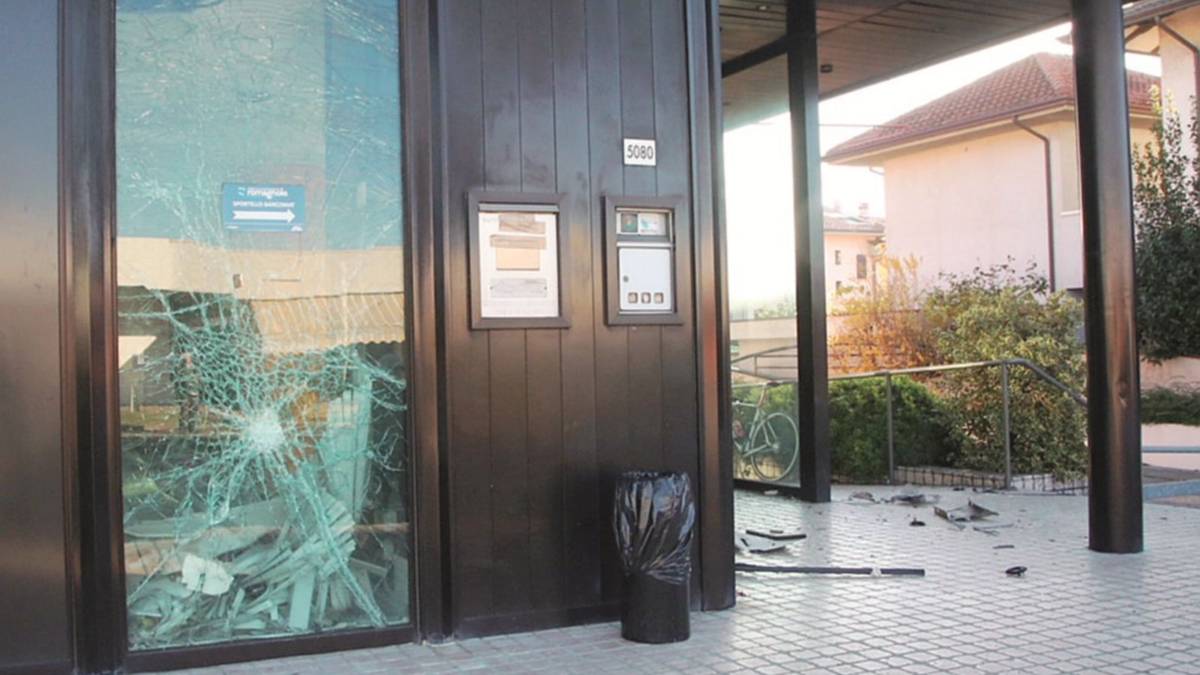 Bancomat fatto saltare davanti ai testimoni