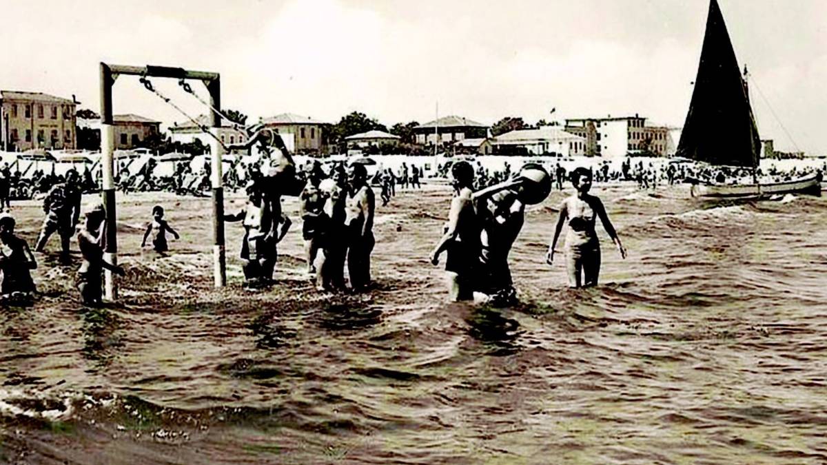 Dopo 30 anni, torna l'altalena sul mare