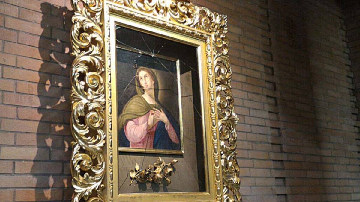 Vandali rubano la corona della Madonna