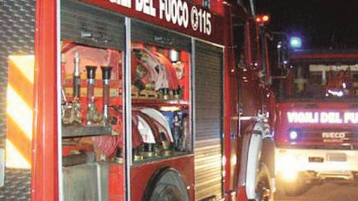 Auto rubata data alle fiamme, forse serviva per compiere furti