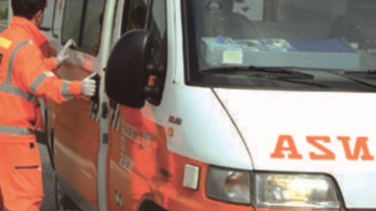 Investe pedone e ciclista in centro e si allontana