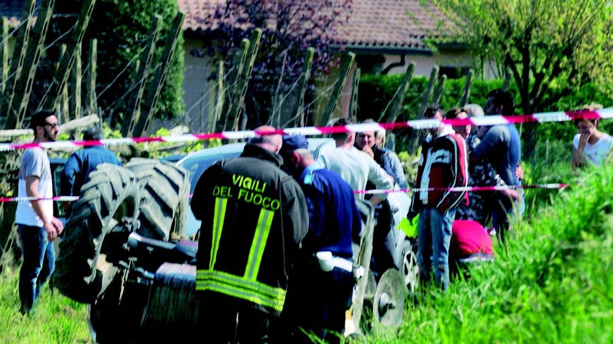 Trattore si ribalta, imprenditore perde la vita