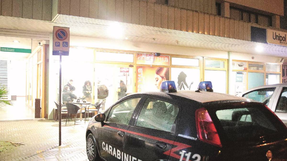 Punta il coltello alla barista