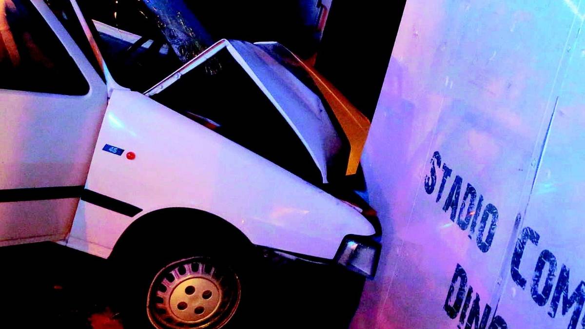 Strano schianto contro lo stadio