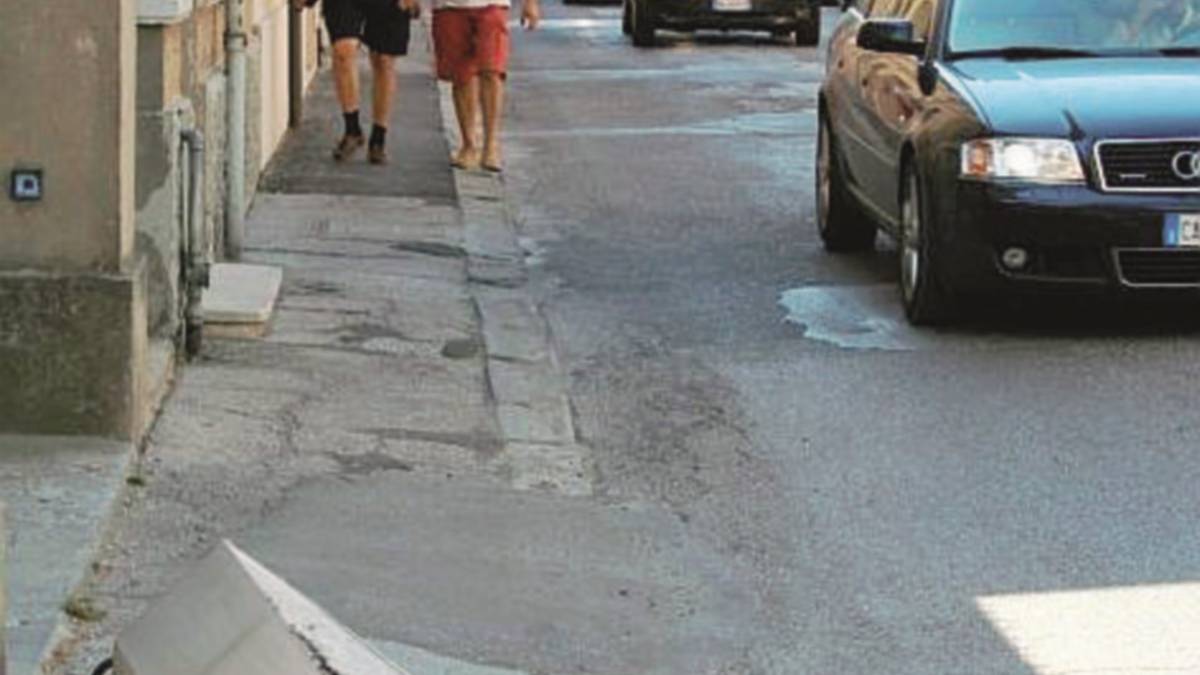 «Buche, marciapiedi disastrati e automobili a folle velocità»