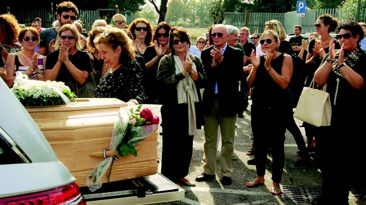 Le lacrime delle ragazze invincibili per l'ultimo saluto a Sergio Guerra