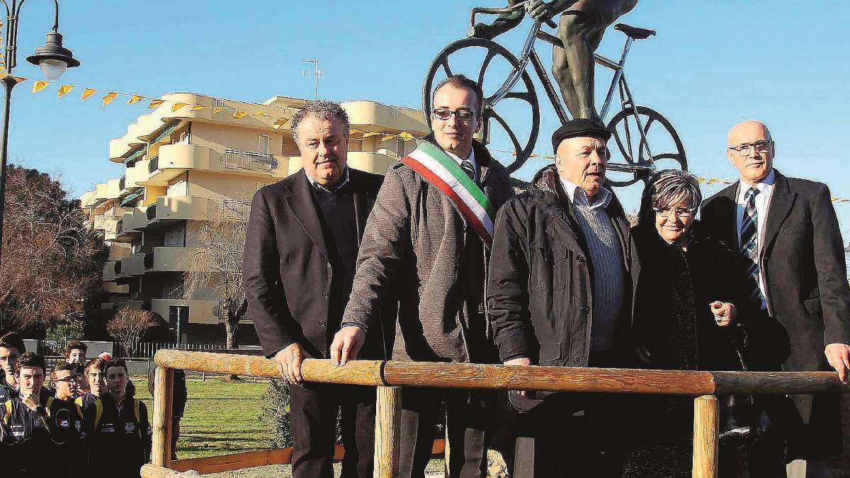Il monumento a Pantani ora è davvero suo